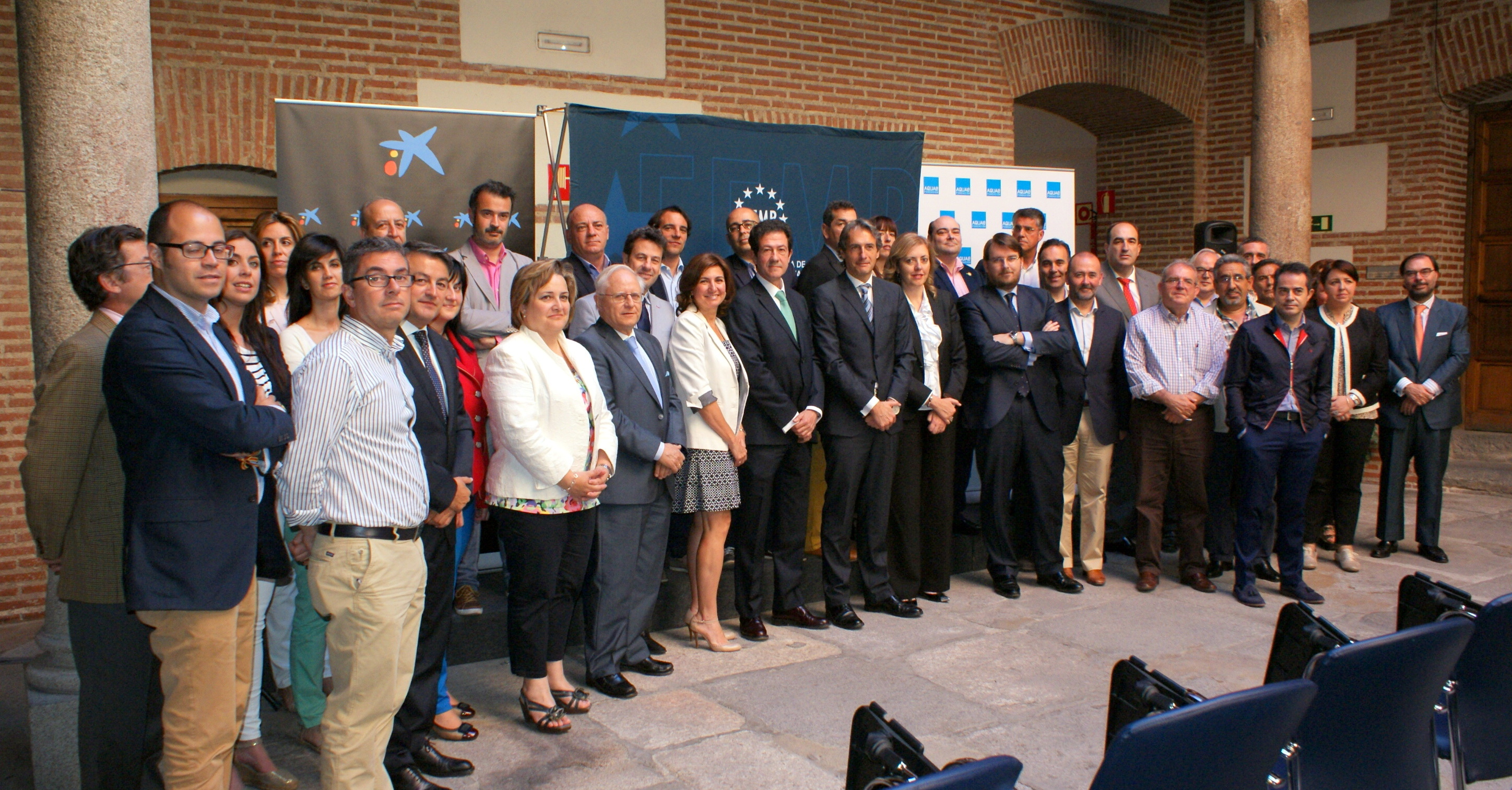 El Presidente de la FEMP, Iñigo de la Serna, posa junto a patrocinadores, directores de seminarios y alumnos de la primera edición de 